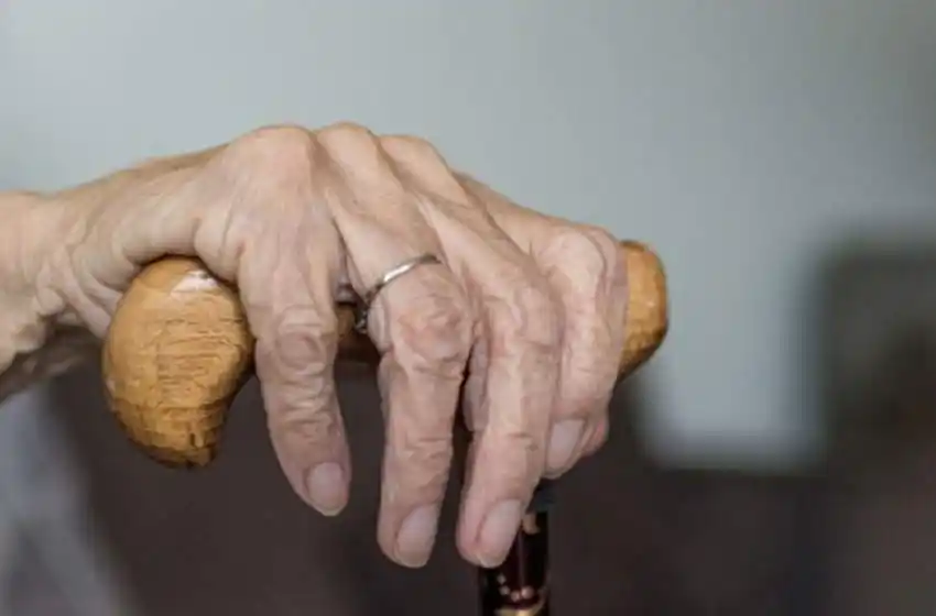 Entraron a la casa de una mujer de 88 años en zona oeste, la golpearon y le robaron una fortuna