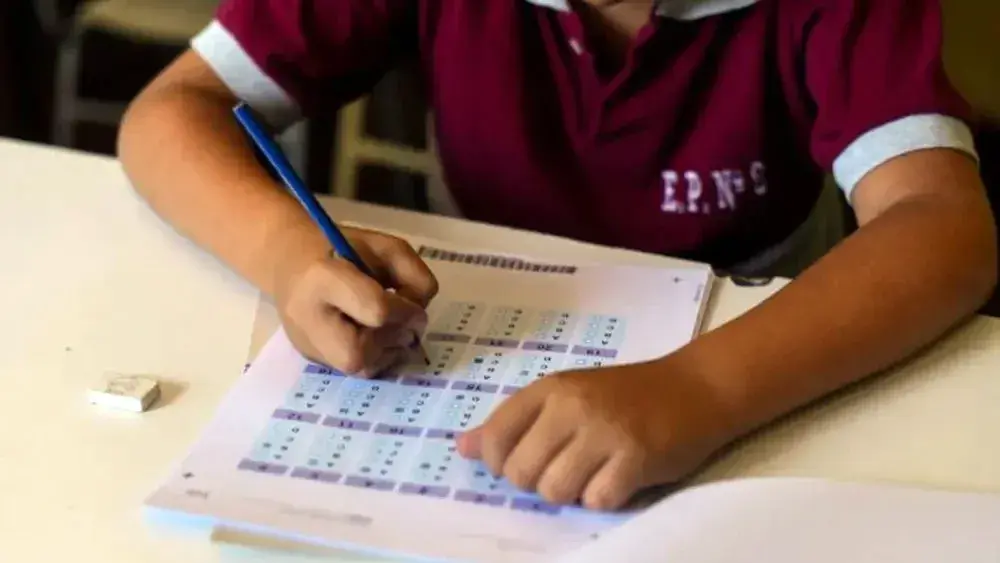Un alumno con la prueba Aprender.