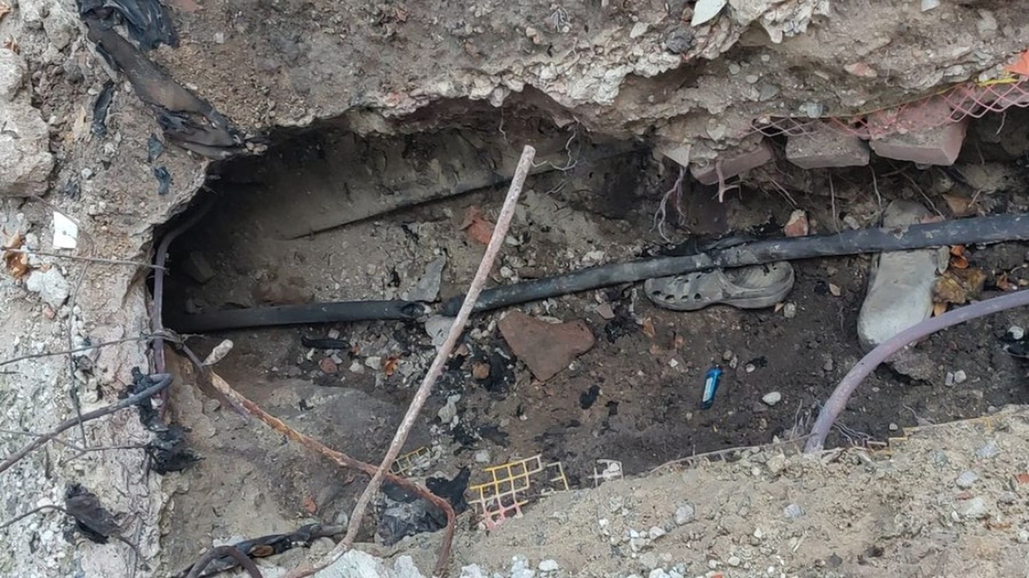 Buscan normalizar el servicio en la zona de Perón al 6000, tras el intento de robo de cables que dejó con graves secuelas a un joven