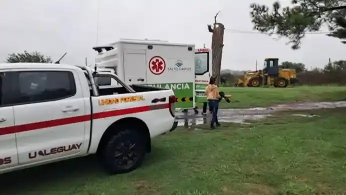 Bomberos rescataron a un niño enfermo: estaba varado por la lluvia y el camino anegado