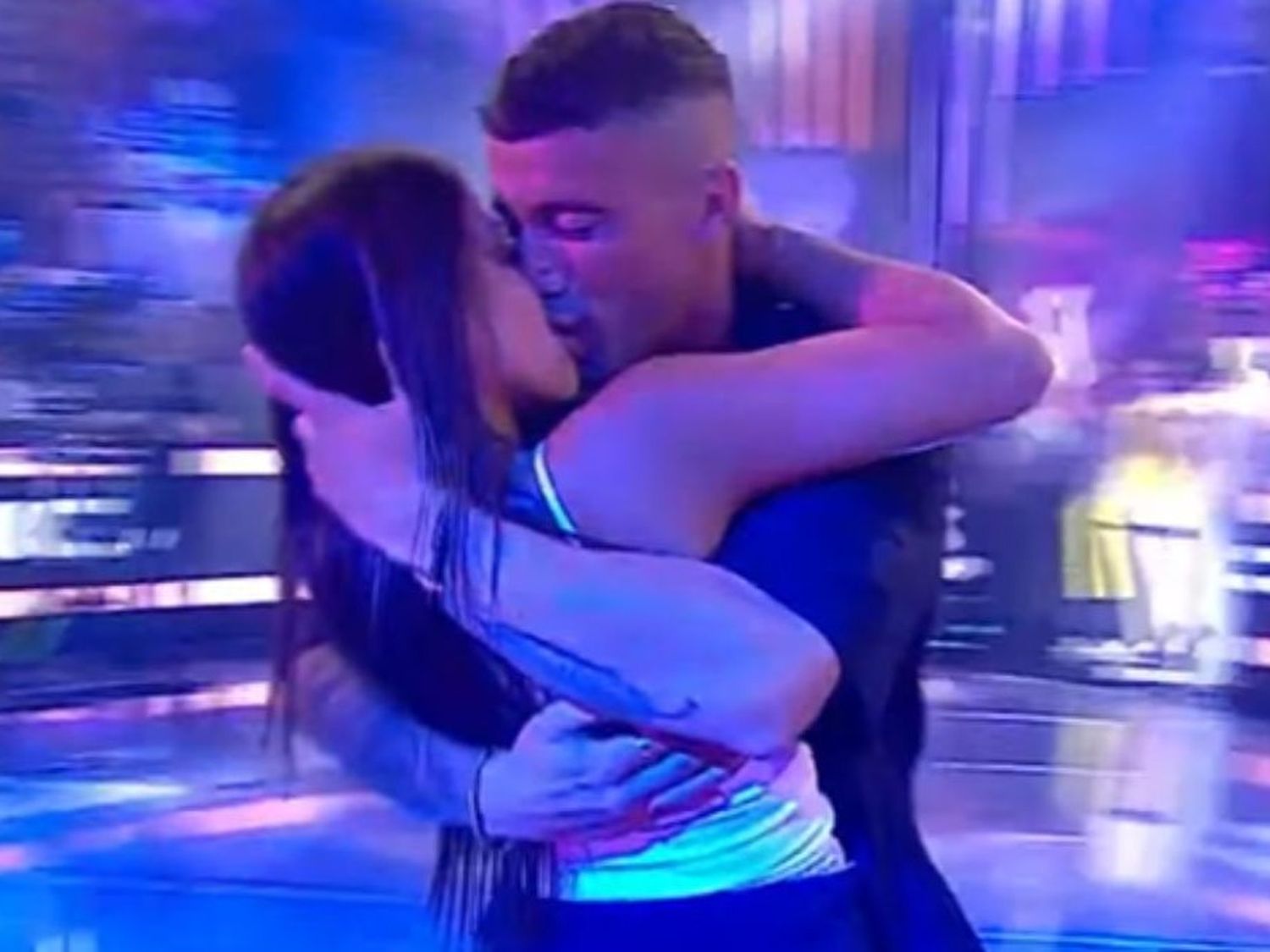 Giuliano y Jenifer, a los besos fuera de la casa.