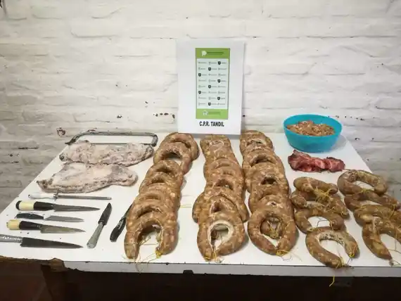 En dos allanamientos por la faena de cerdos secuestraron chacinados, carne y arma de fuego