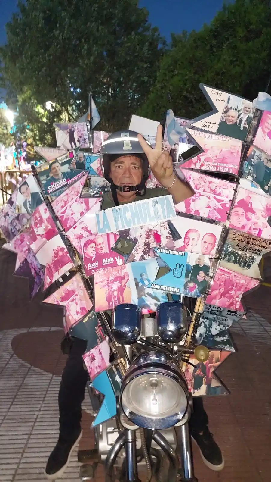 Un militante de Julio Alak a bordo de la "Pichuleta" con la que lo siguió en toda su campaña.