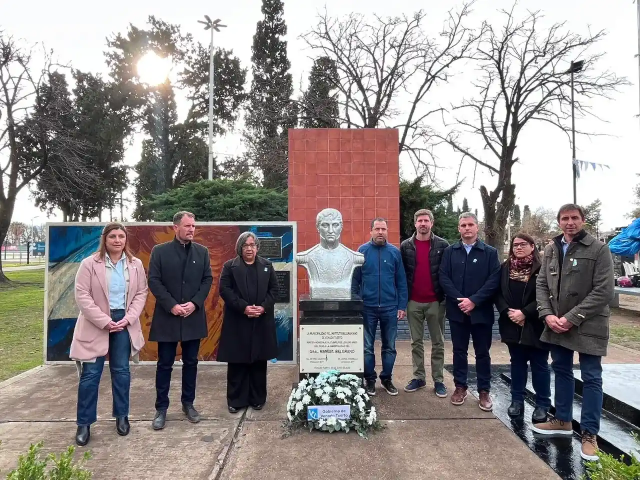 Rodríguez, junto al busto de Belgrano acompañado por concejales y funcionario luego de colocar una ofrenda floral.