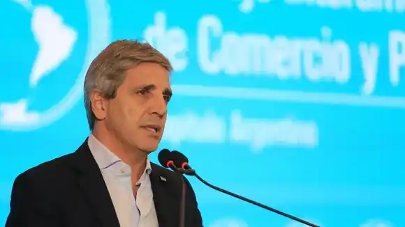 "Flotar libremente requiere estabilidad": Caputo ratificó el esquema de bandas cambiarias