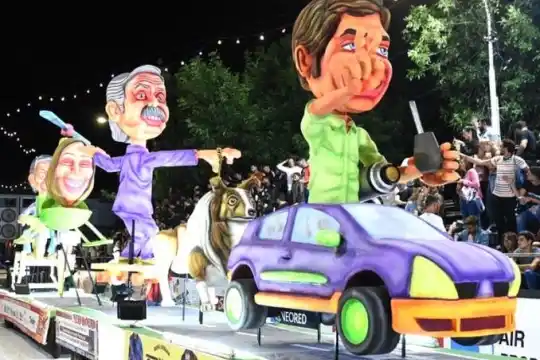 Carroza con Kicillof, Alberto Fernández y Dylan sorprendió en carnaval de Lincoln