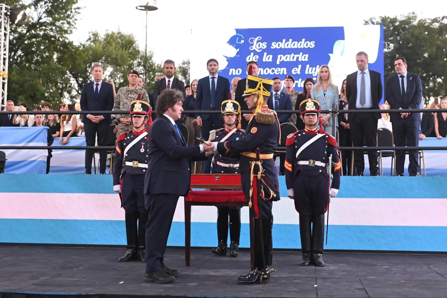 Milei encabezó en San Lorenzo la restitución del sable corvo a los Granaderos