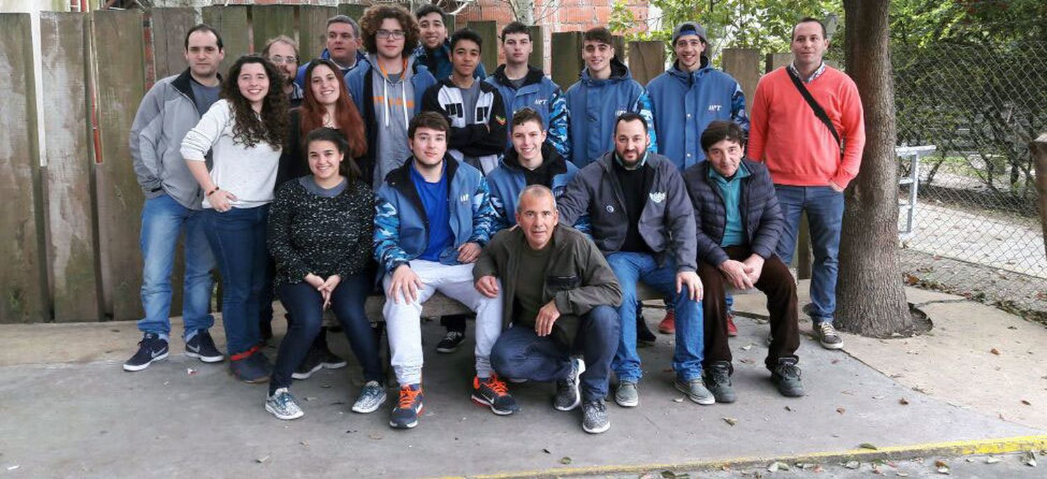 Alumnos locales presentan sillas para discapacitados en Buenos Aires