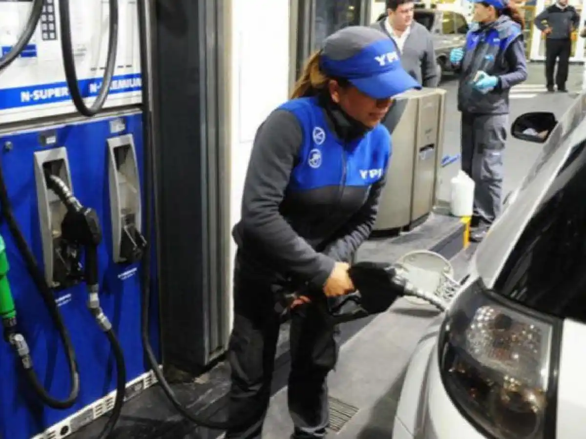 La petrolera YPF aumentará 4,5% promedio el precio de sus combustibles a partir de mañana, confirmaron esta noche fuentes oficiales.