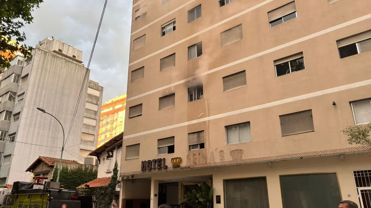 Las personas que se arrojaron desde la ventana fueron atendidas en el Hospital Interzonal General de Agudos con politraumatismos leves.