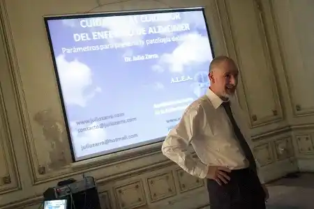 “El Alzheimer enferma el cerebro de los pacientes y el corazón de los familiares”