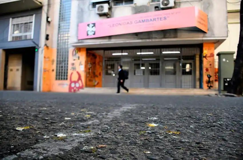 Múltiples allanamientos en Rosario y la región por amenazas a escuelas