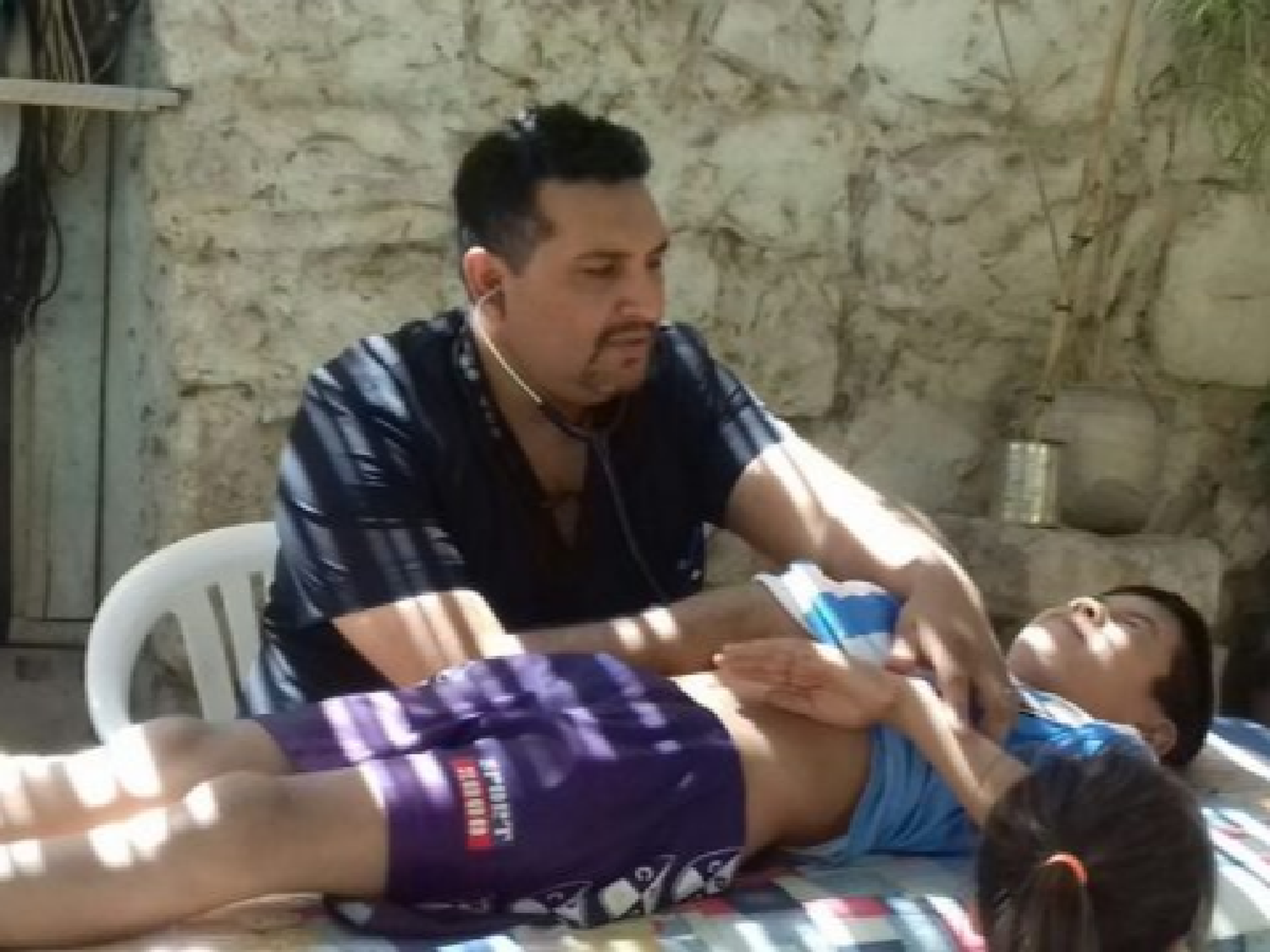 Daniel, el pediatra sanjuanino que atiende gratis abajo de un árbol