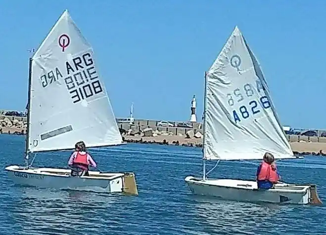 Vuelve el Optimist con un torneo anual de regatas en el Río Quequén