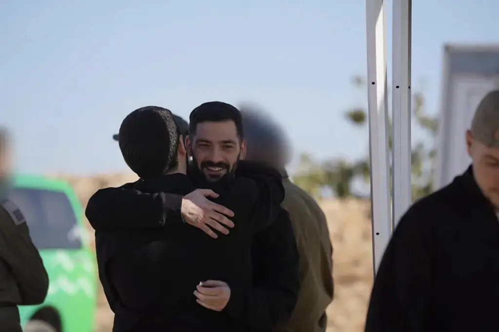 Los hermanos Gali Berman y Ziv Berman se abrazan tras su liberación, este 13 de octubre. EFE
