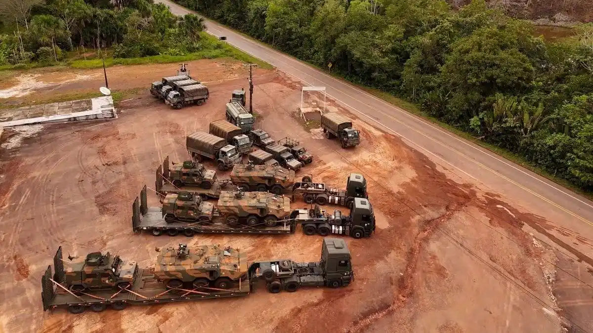 Brasil refuerza con vehículos militares su frontera con Venezuela y Guyana
