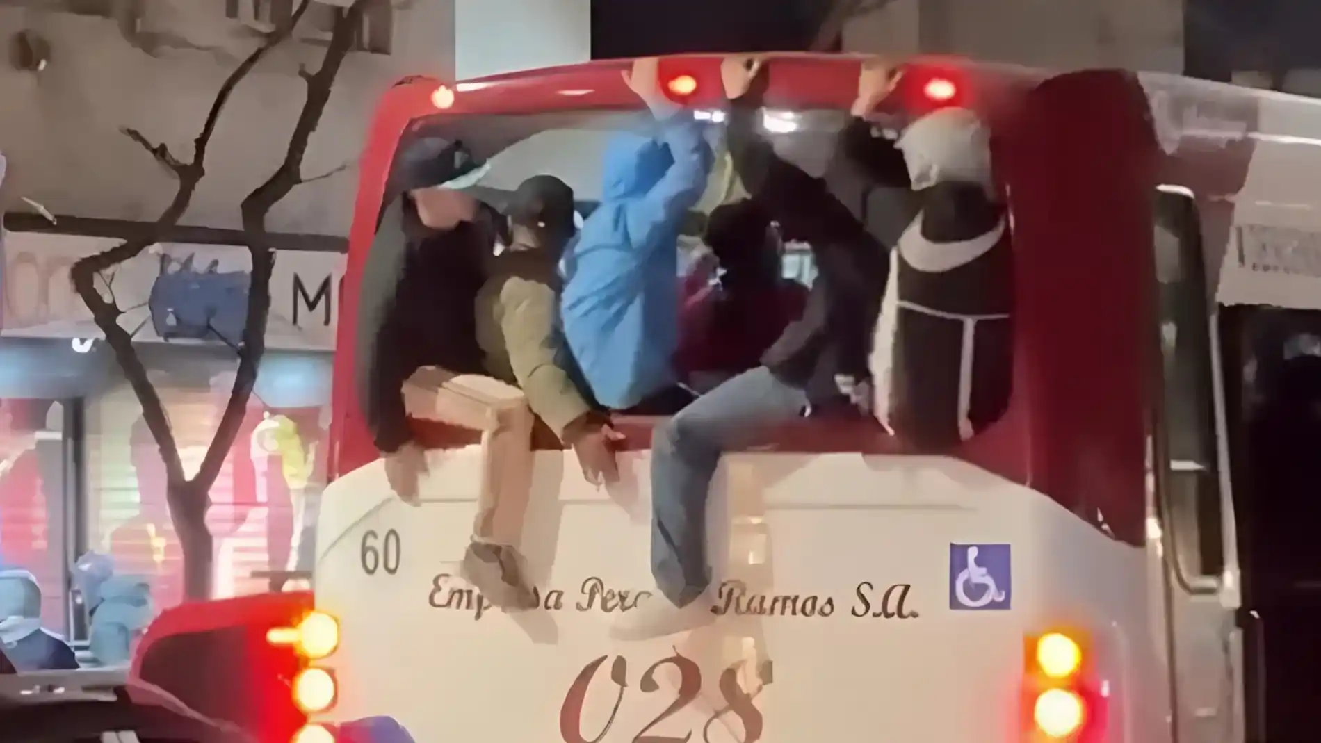Por desmanes en las celebraciones, interrumpen el servicio de colectivos hasta las 6 AM.
