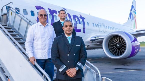 Arajet promotes first Dominican pilots to captains of its Boeing 737 MAX 8 fleet