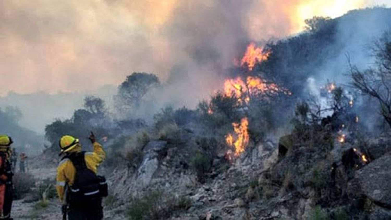 Se complicó el incendio en  el norte de San Luis por la  intensidad del viento