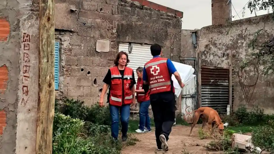 En plena acción. En Bahía Blanca, después de la tragedia por el temporal y la inundación