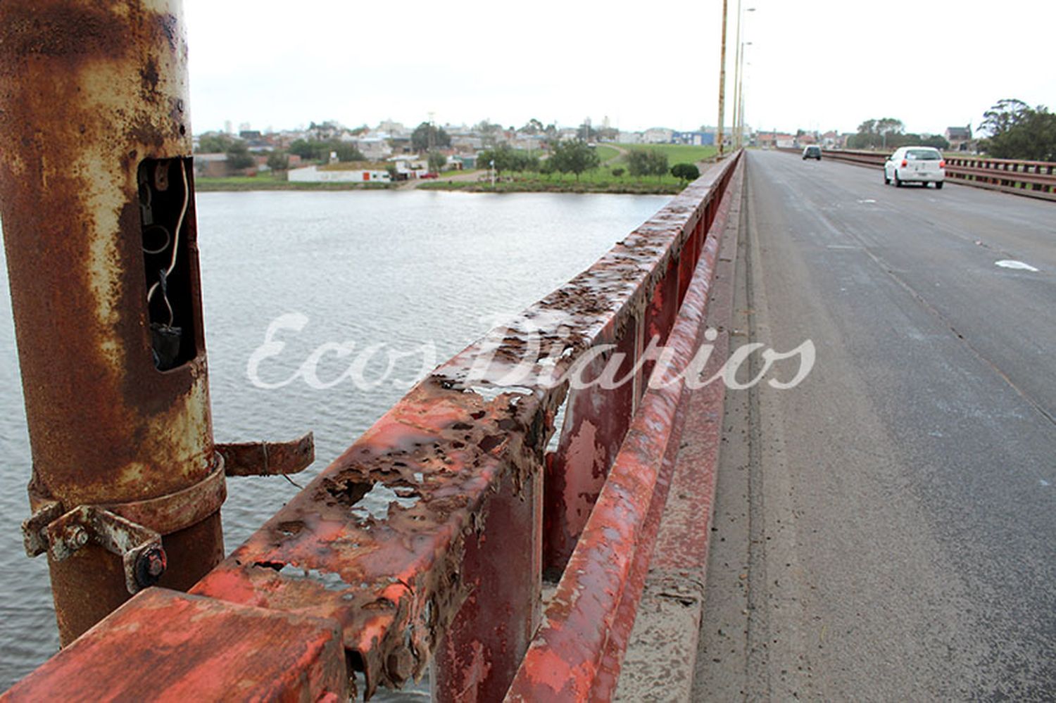 Notable deterioro del puente Dardo Rocha