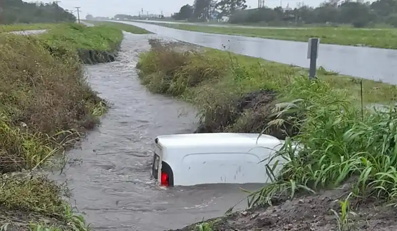 Un hombre despistó y su vehículo quedó sumergido