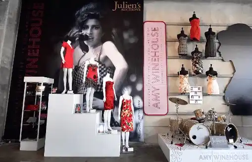 Parte de la colección de Amy Winehouse que se subastó. Foto AFP