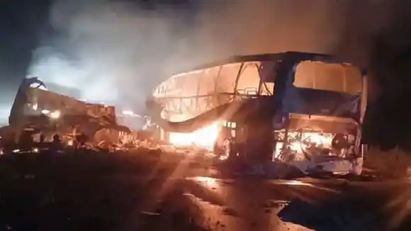 TRAGEDIA en MÉXICO: al menos 30 muertos en un terrible choque entre un autobús y un tráiler