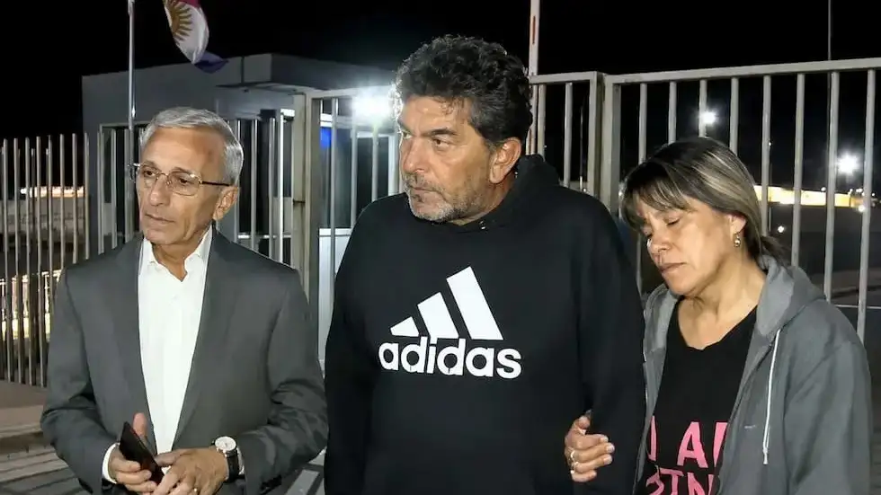 El abogado Carlos Nayi junto a los abuelos de Agostina, Miguel y Elisabeth. (Foto: La Voz)