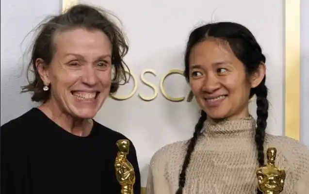 «Nomadland» triunfa y Chloé Zhao hace historia en unos Óscar pandémicos