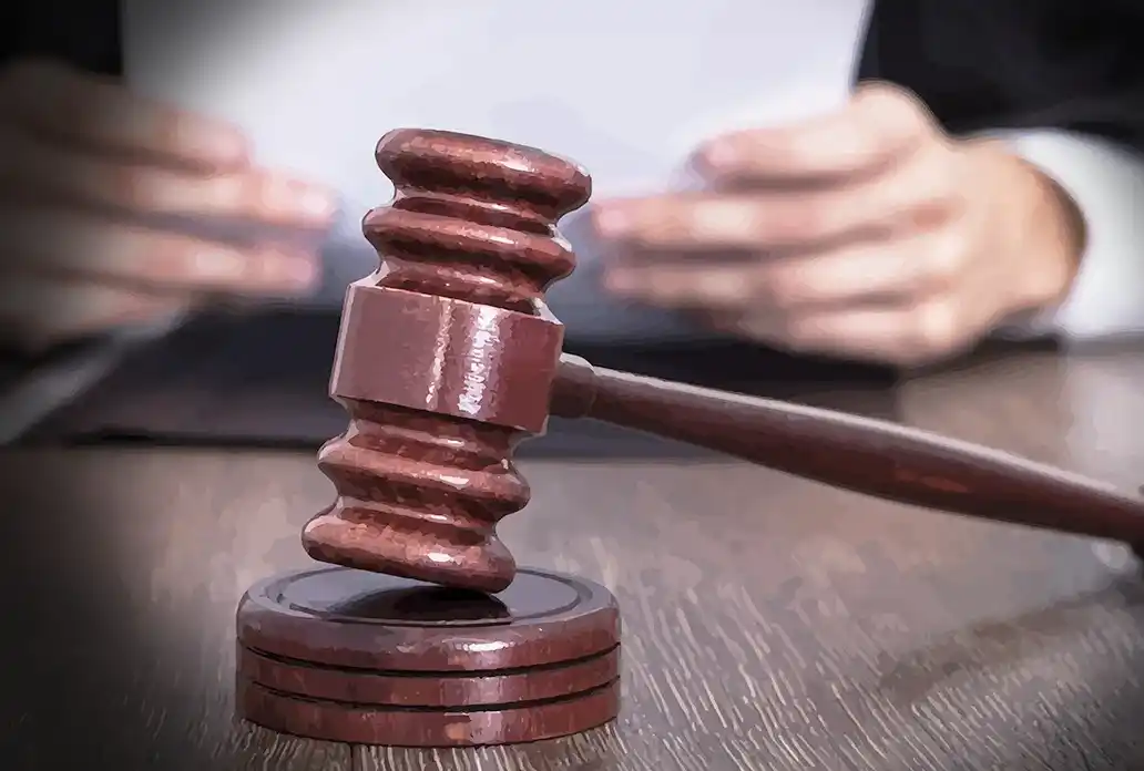 El condenado tenía una acusación de posesión ilegal de estupefacientes y portación de un arma de fuego de uso civil que presentaba irregularidades de procedencia.