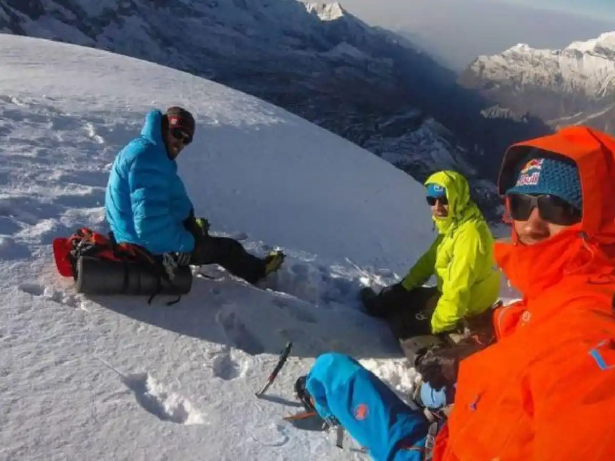 Dan por muertos a tres destacados alpinistas tras avalancha en Canadá