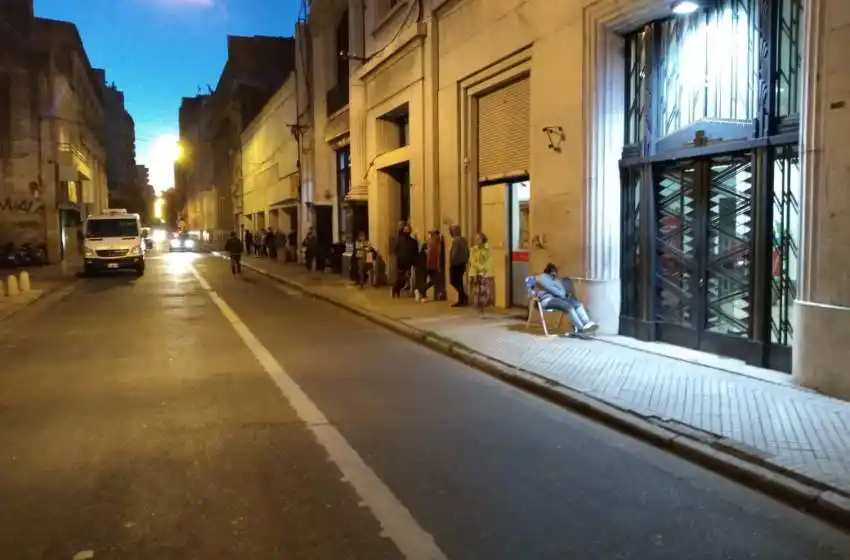 Largas colas en los bancos en medio de la cuarentena: “Es un paso atrás enorme de un esfuerzo de todo el país”, dijo un reconocido médico