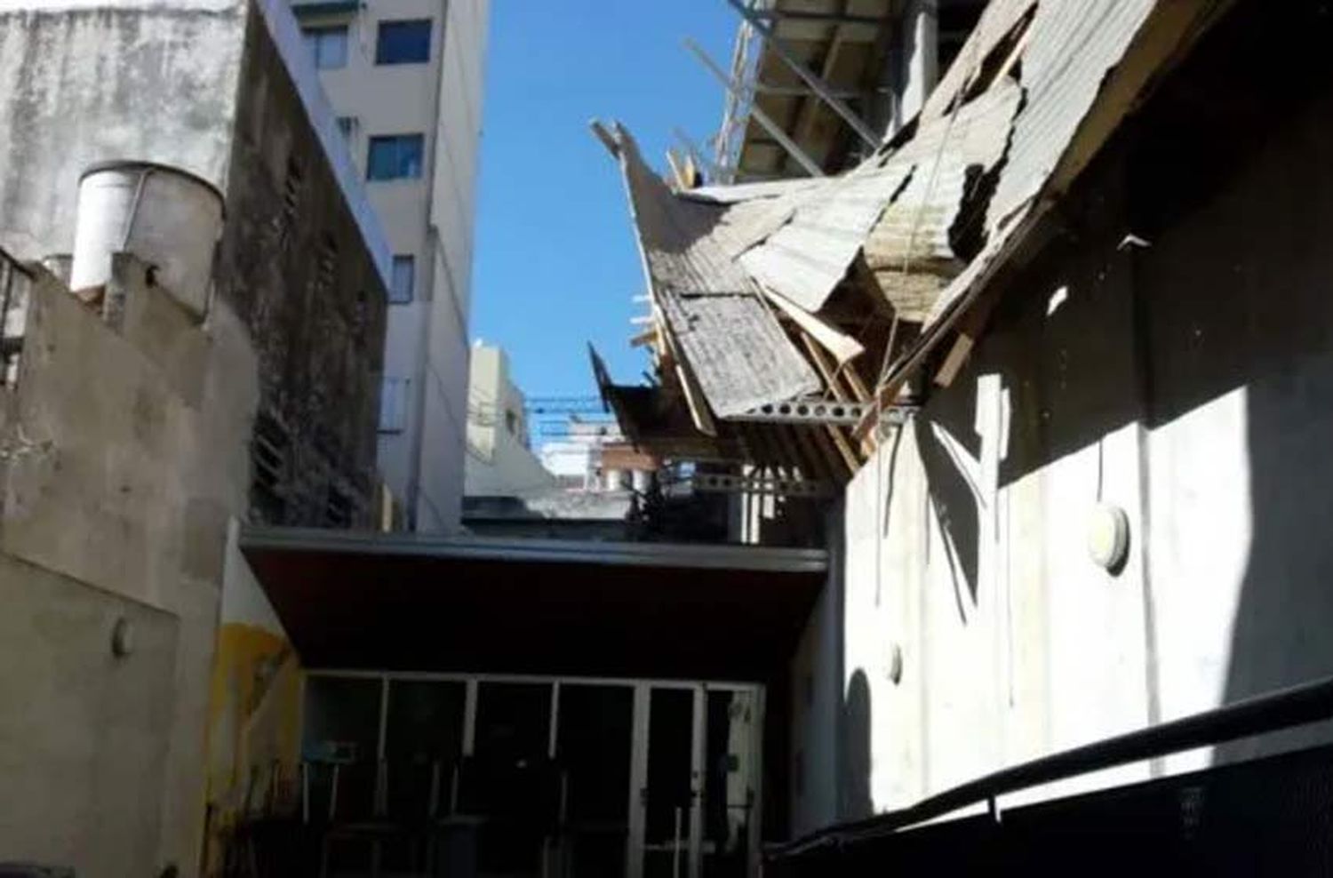 Dos obreros cayeron desde una obra en construcción en pleno centro de Rosario y uno de ellos está grave