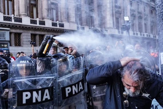 Tensión e incidentes frente al Congreso tras la confirmación del veto