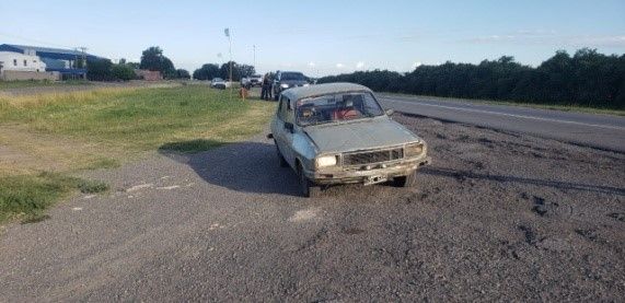 Río Tala: Moticiclista chocó en ruta 9 contra un Renault 12 que intentaba incorporarse a la autopista