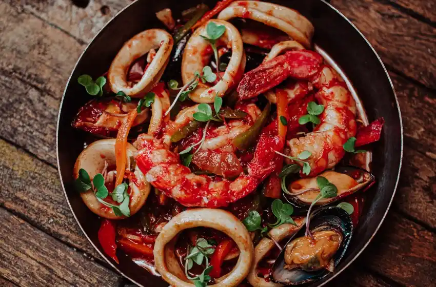 Tradicional cazuela de mariscos en simples pasos