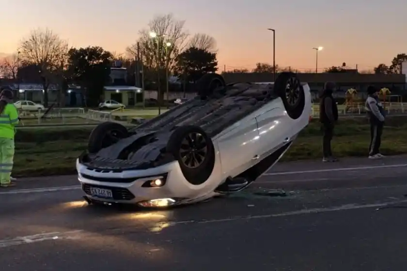Autopista Rosario-Buenos Aires: un auto chocó con un camión y volcó