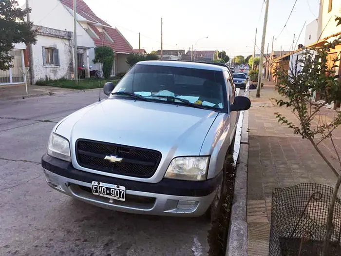 Sustraen otra camioneta estacionada frente a una casa