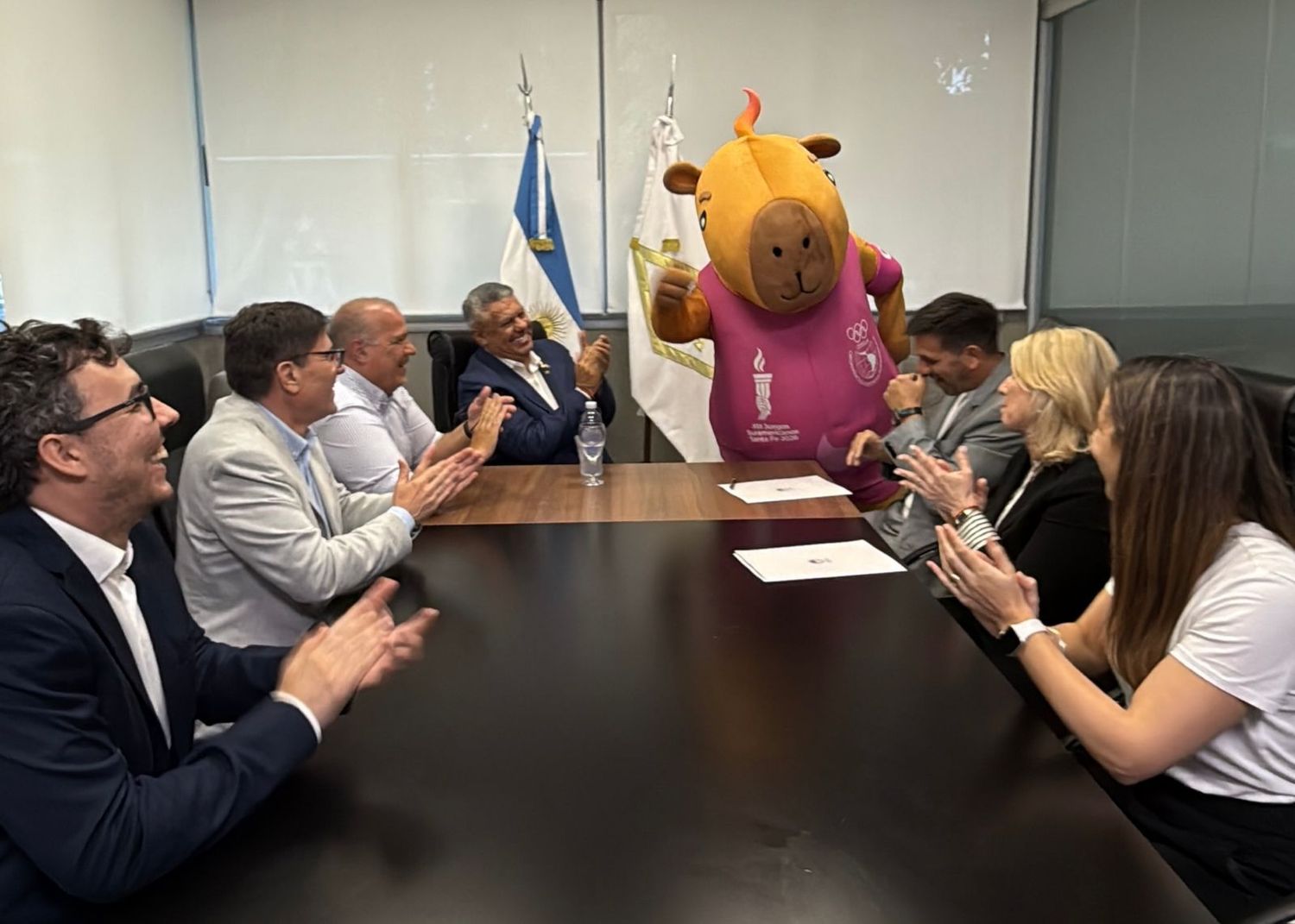 Capi, la mascota de los Juegos ODESUR, encabeza la reunión junto al Presidente de la AFA