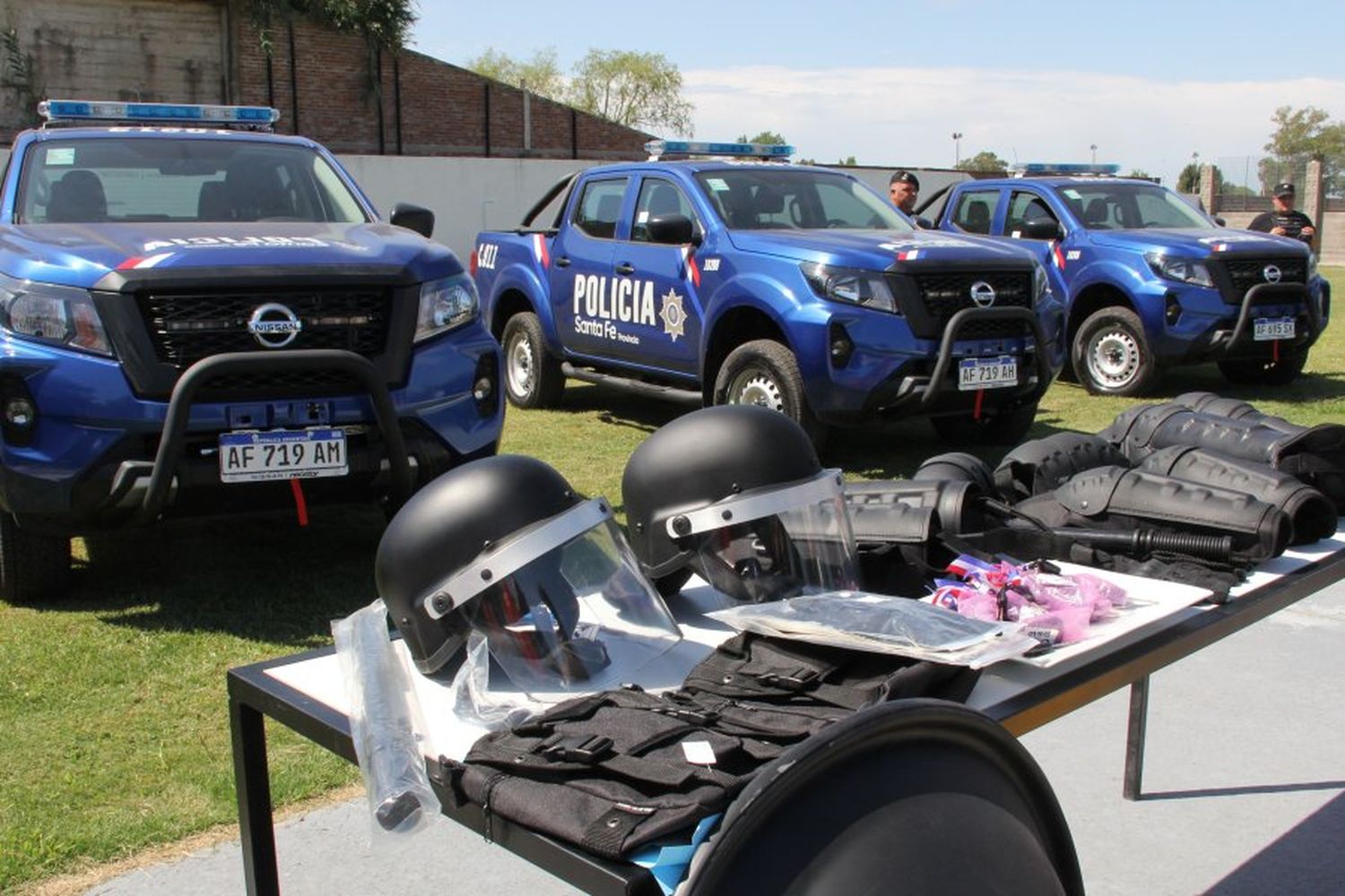 La provincia entregó 15 camionetas 4x4 y equipamiento para la policía