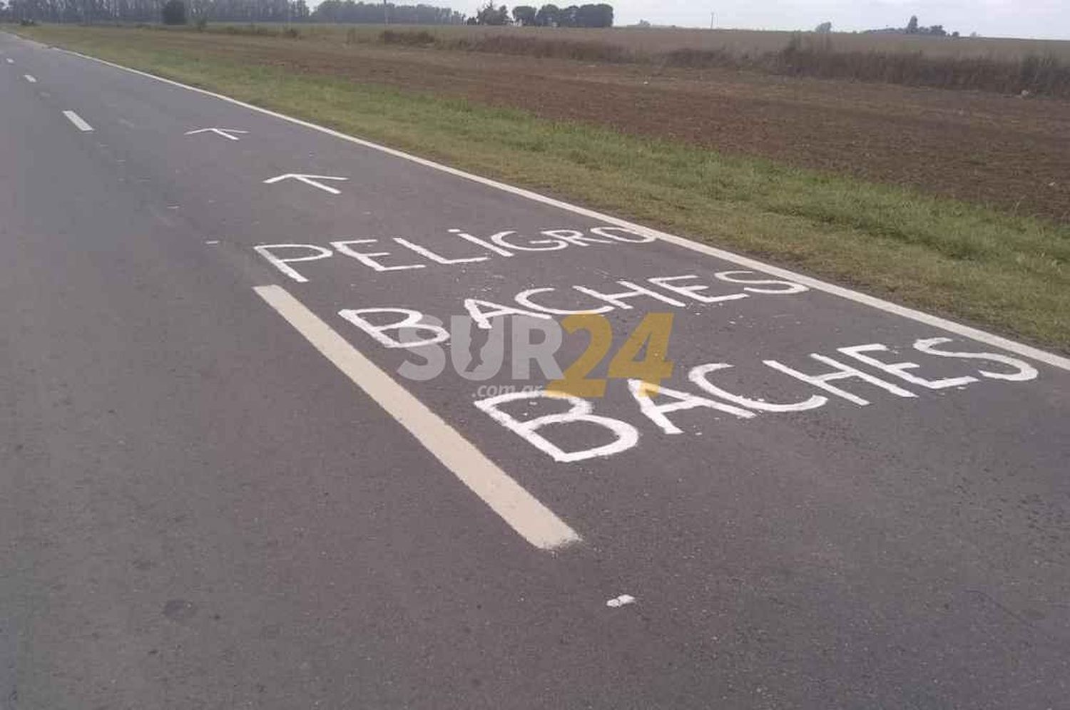 ¡Cuidado con el bache!: vecinos pintaron una ruta de Santa Fe para alertar sobre su mal estado