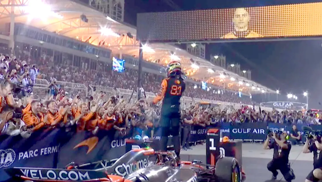 El saludo de Oscar Piastri y su gente. Foto: F1.