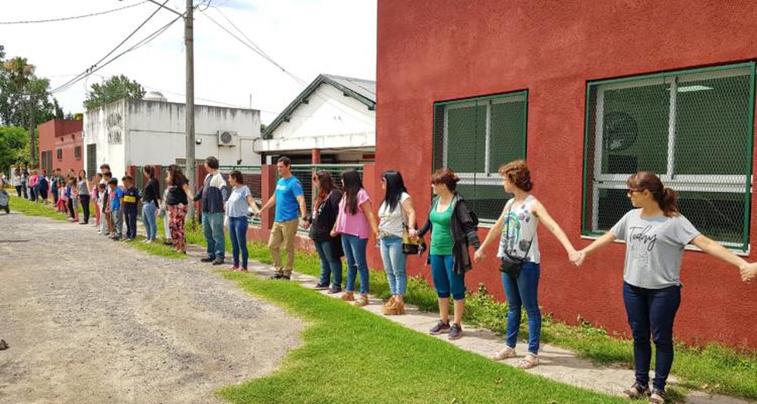 La Escuela 10, castigada por hechos delictivos, recibió un abrazo simbólico