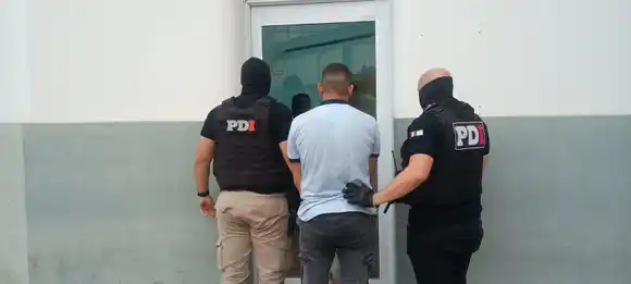 Forcejó la puerta de un auto y disparó contra una mujer en un violento robo en la región: fue detenido