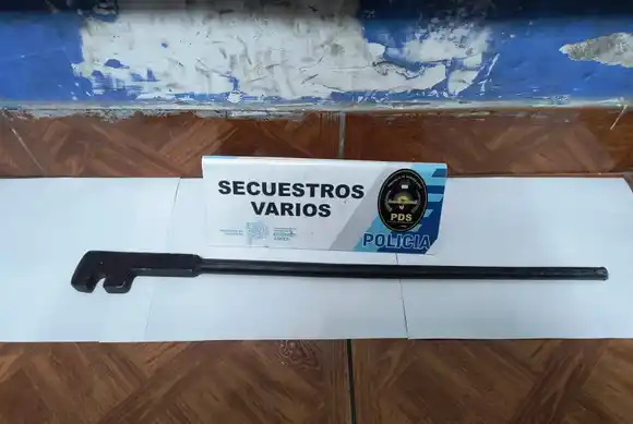 Golpeó a su pareja con una pesada herramienta y amenazó con matarla