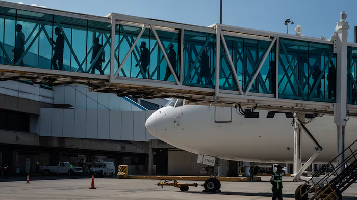 Aerolíneas Argentinas aplicará un recargo por combustible: cuánto subirán los pasajes - 1