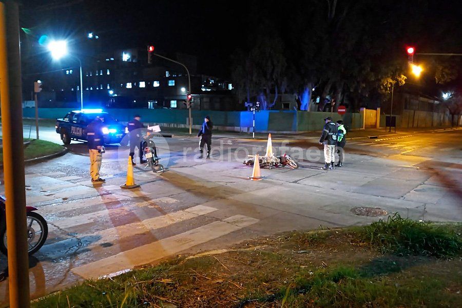 Dos motocislistas terminaron en el Hospital tras chocar en una esquina semaforizada