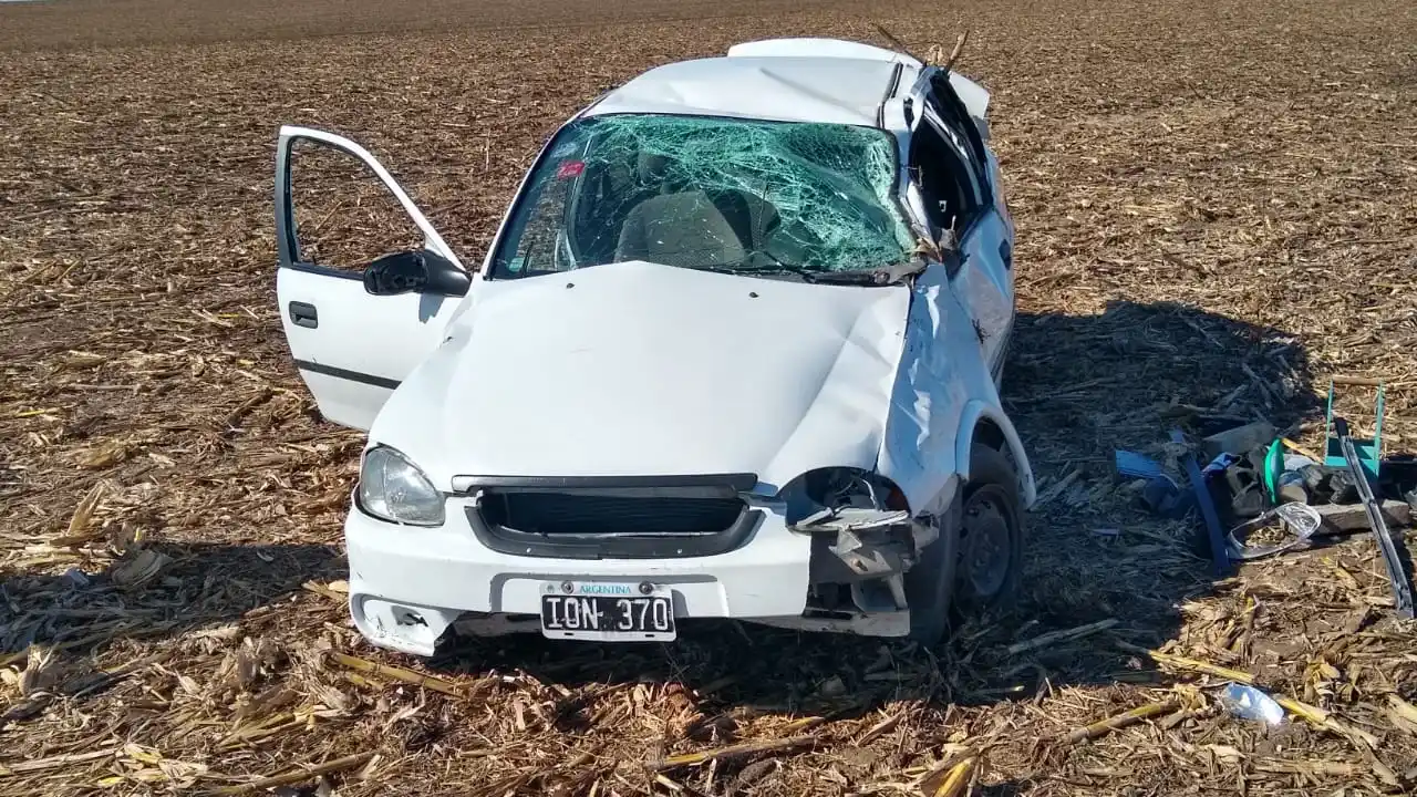 Protagonizaron violento vuelco con su auto sobre Ruta 11