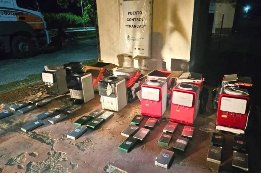 Además de la cocaína, se les secuestraron teléfonos celulares, dinero en efectivo, una motocicleta y documentos.